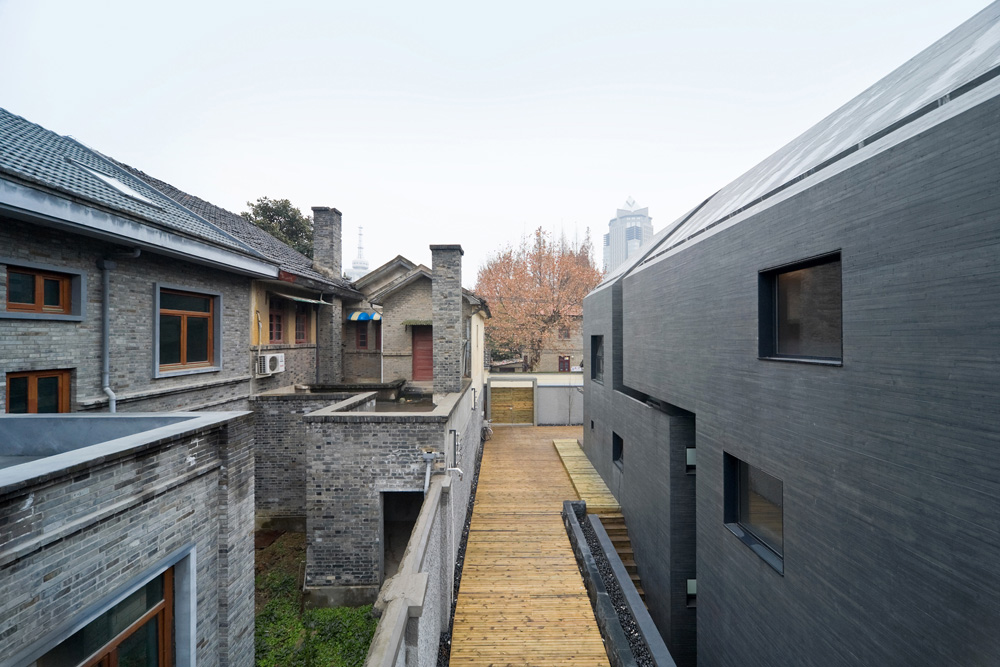 Concrete Slit House / AZL architects