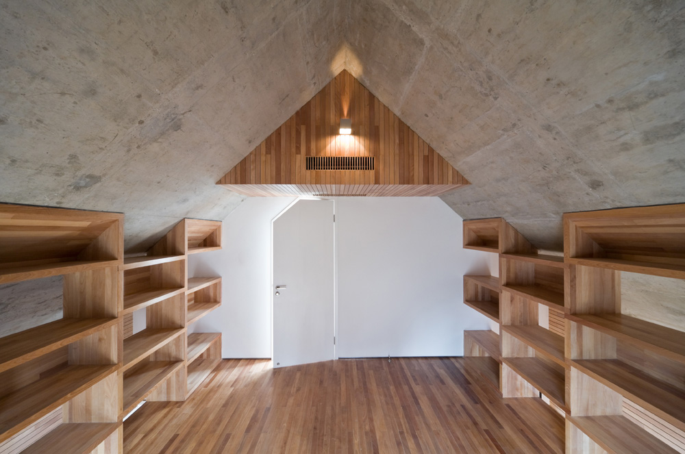 Concrete Slit House / AZL architects