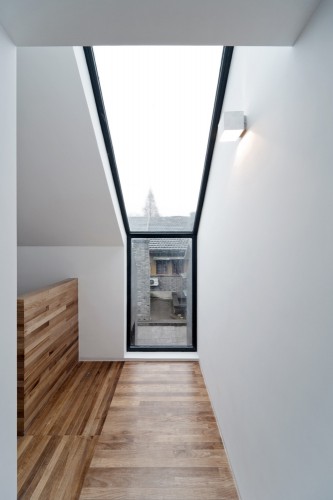 Concrete Slit House / AZL architects