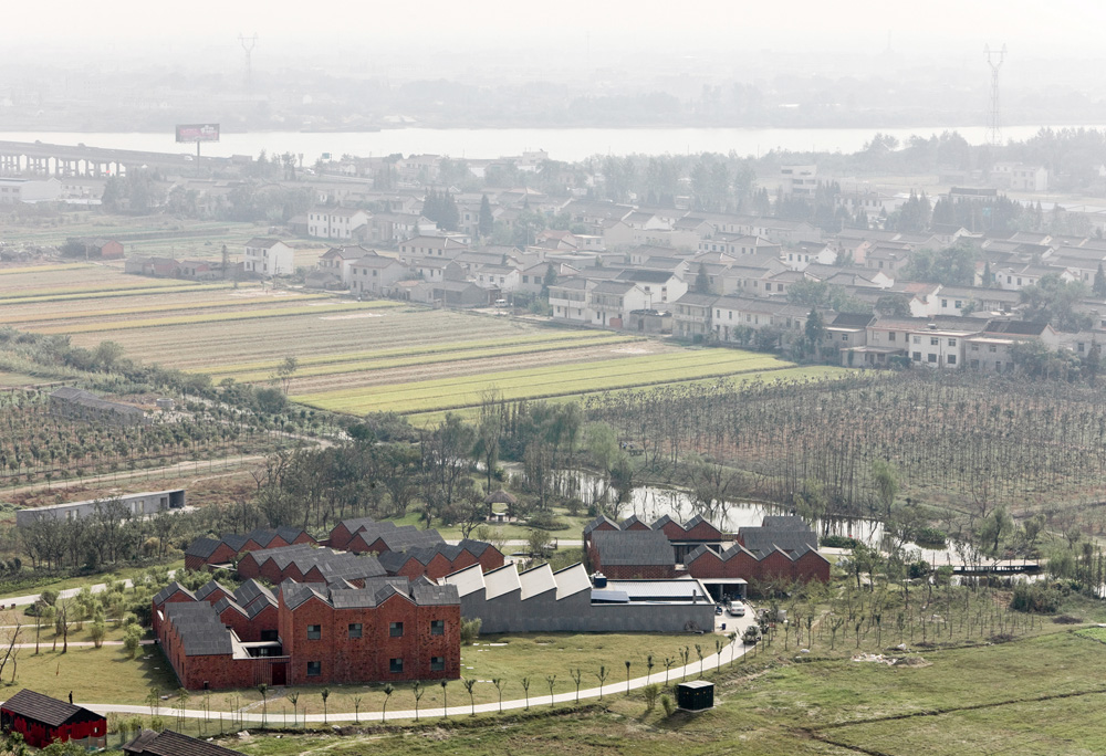 Three Courtyard Community Centre / AZL architects