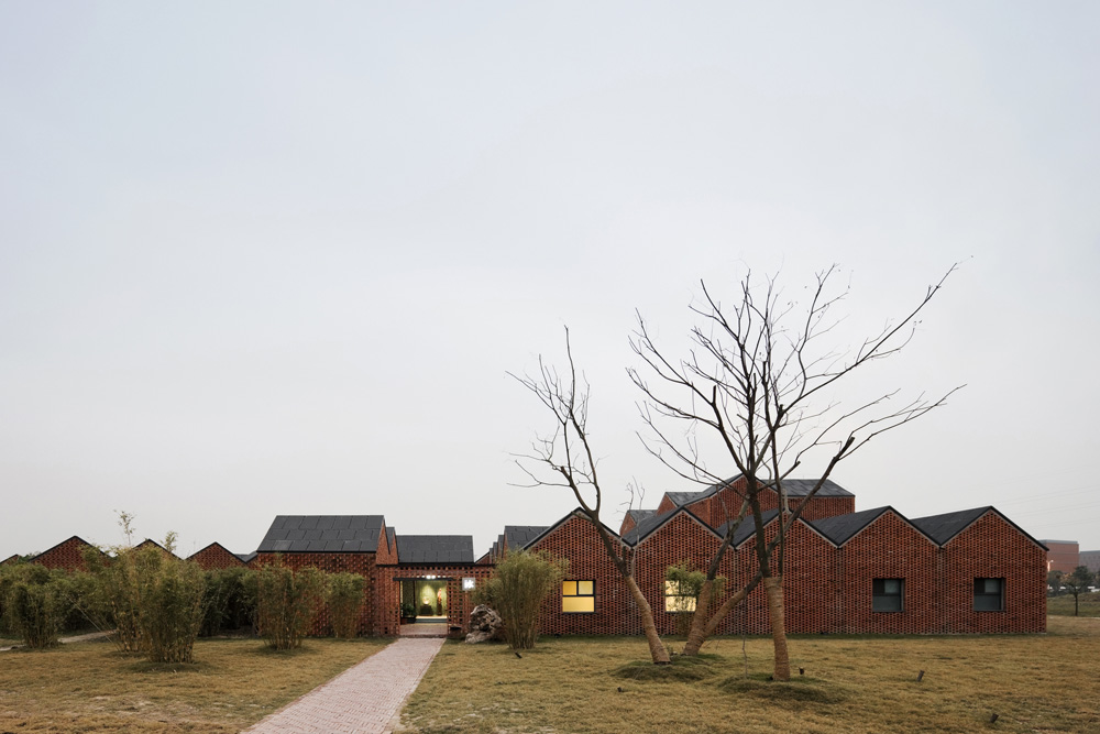 Three Courtyard Community Centre / AZL architects