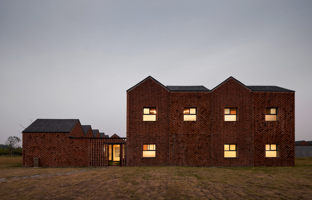 Three Courtyard Community Centre / AZL architects