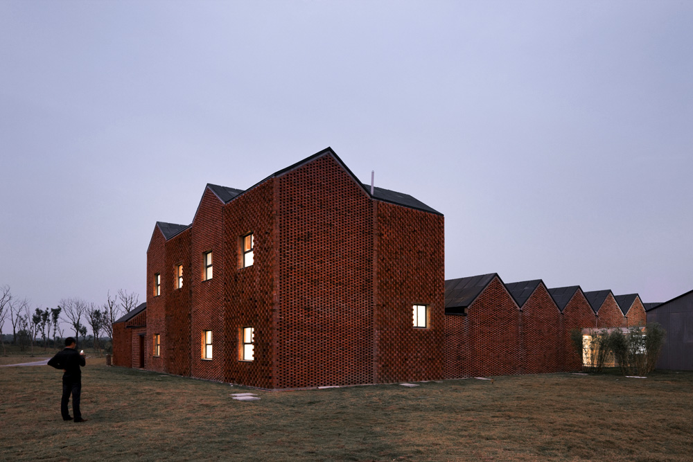 Three Courtyard Community Centre / AZL architects