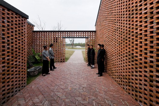Three Courtyard Community Centre / AZL architects