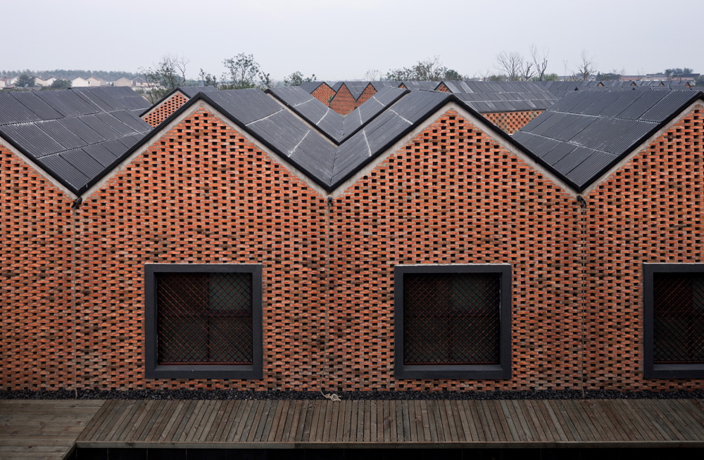 Three Courtyard Community Centre / AZL architects
