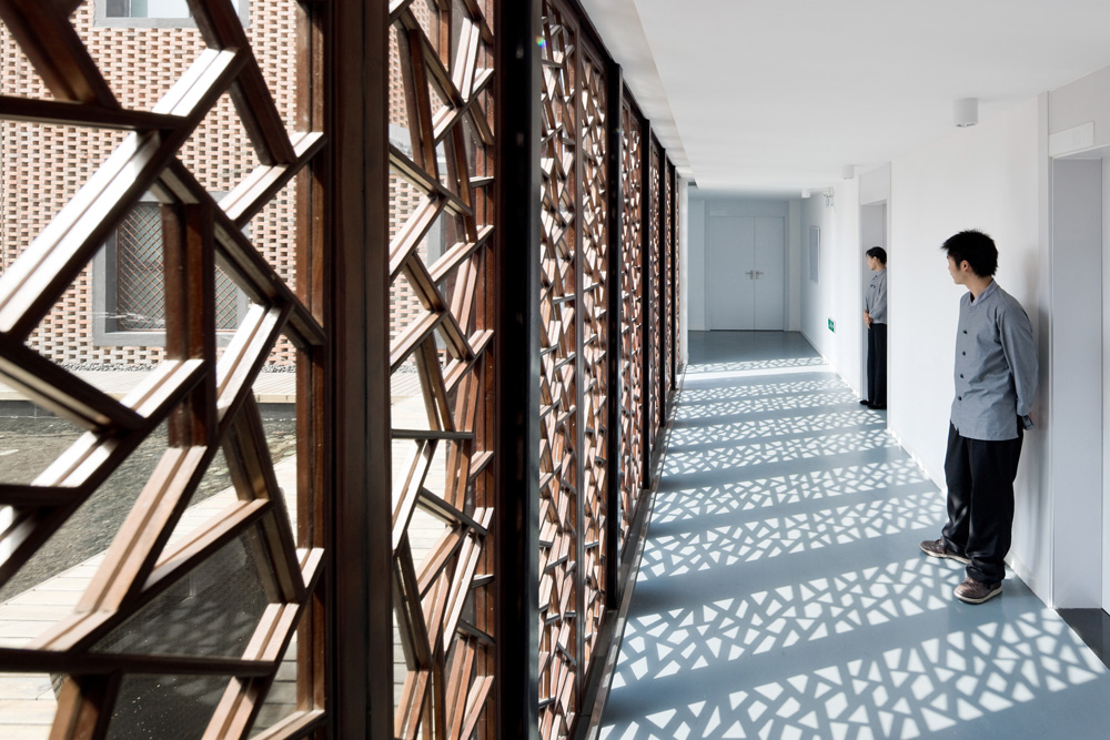 Three Courtyard Community Centre / AZL architects