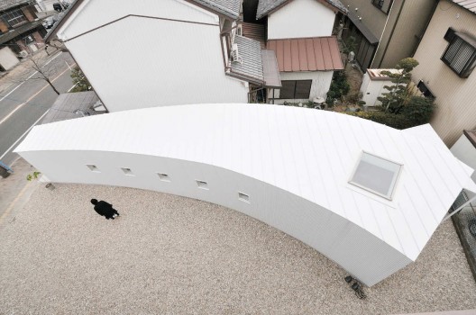Little House With A Curve / Studio Velocity