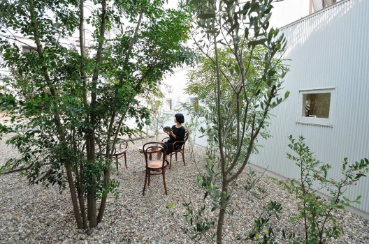 Little House With A Curve / Studio Velocity