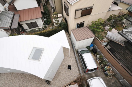 Little House With A Curve / Studio Velocity