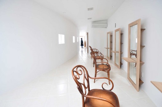 Little House With A Curve / Studio Velocity