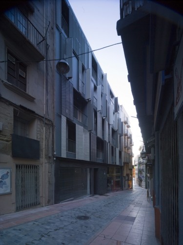 19 Subsidized Dwellings for Young People at the Old Town Center in Lleida / Pàmpols Arquitecte