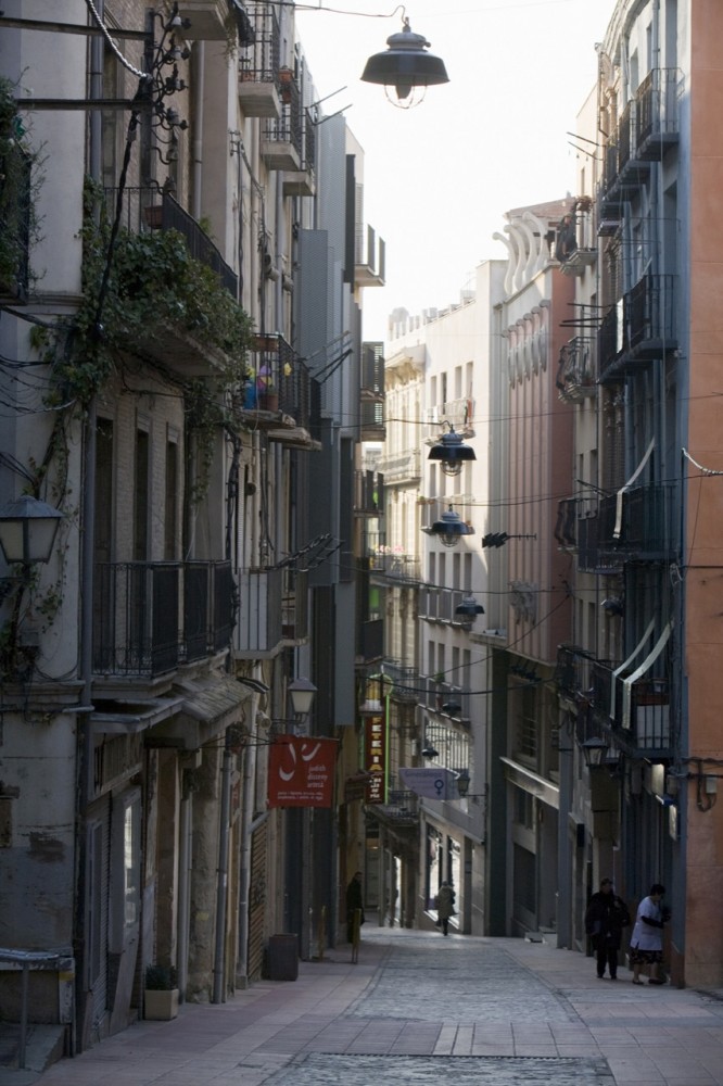 19 Subsidized Dwellings for Young People at the Old Town Center in Lleida / Pàmpols Arquitecte