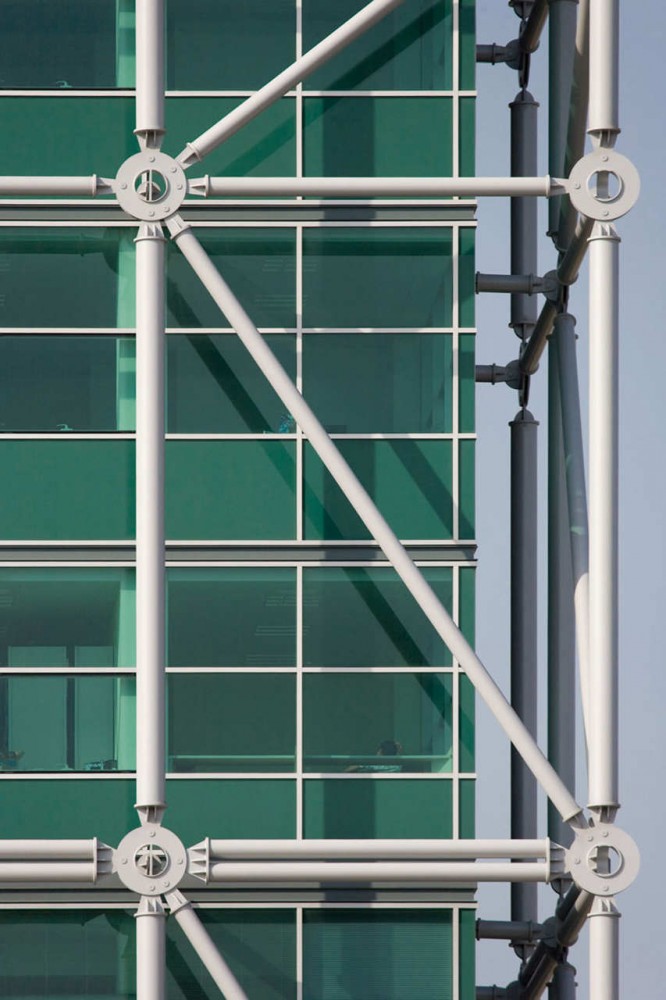 Tower Plaza / Regino Cruz Architects