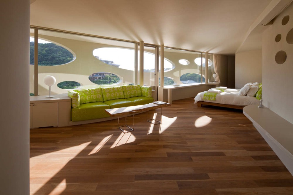 Villa Ronde / Ciel Rouge