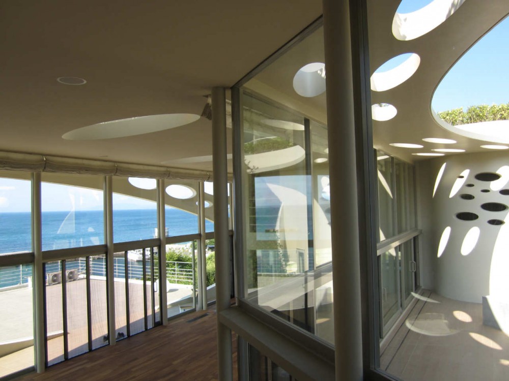 Villa Ronde / Ciel Rouge
