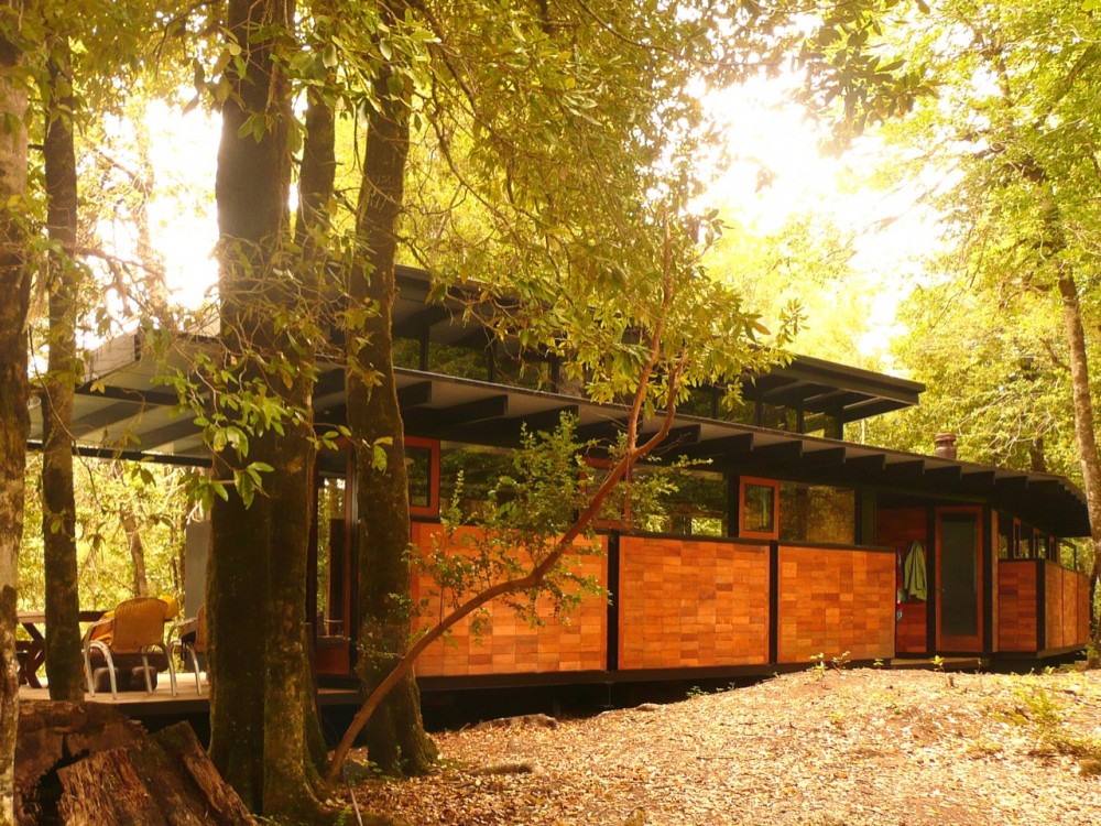 Recycled Materials Cottage / Juan Luis Martínez Nahuel