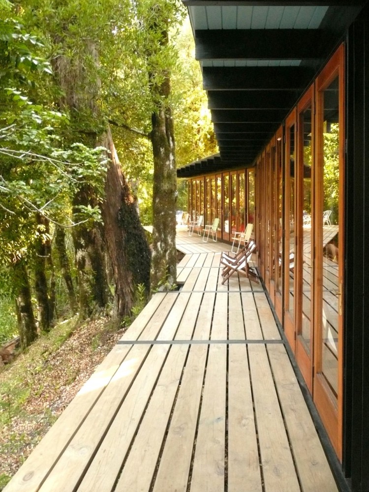 Recycled Materials Cottage / Juan Luis Martínez Nahuel