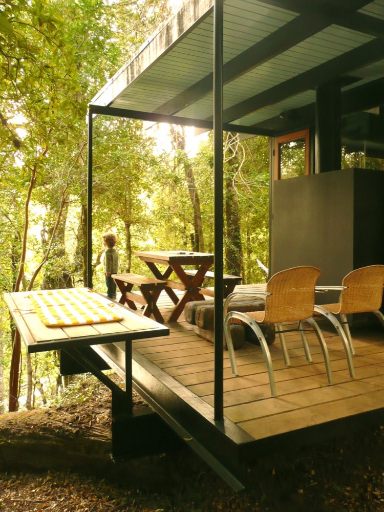 Recycled Materials Cottage / Juan Luis Martínez Nahuel