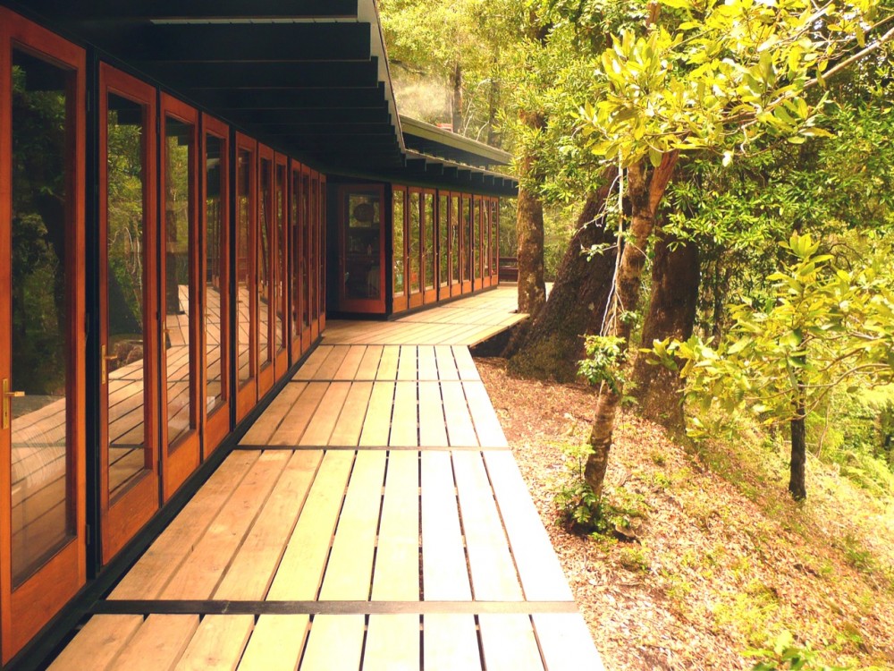 Recycled Materials Cottage / Juan Luis Martínez Nahuel