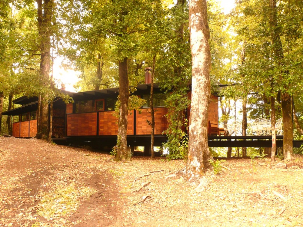 Recycled Materials Cottage / Juan Luis Martínez Nahuel