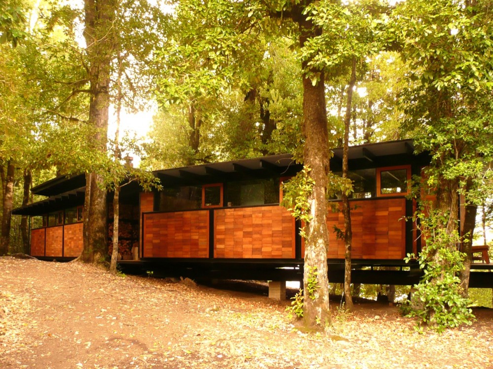 Recycled Materials Cottage / Juan Luis Martínez Nahuel