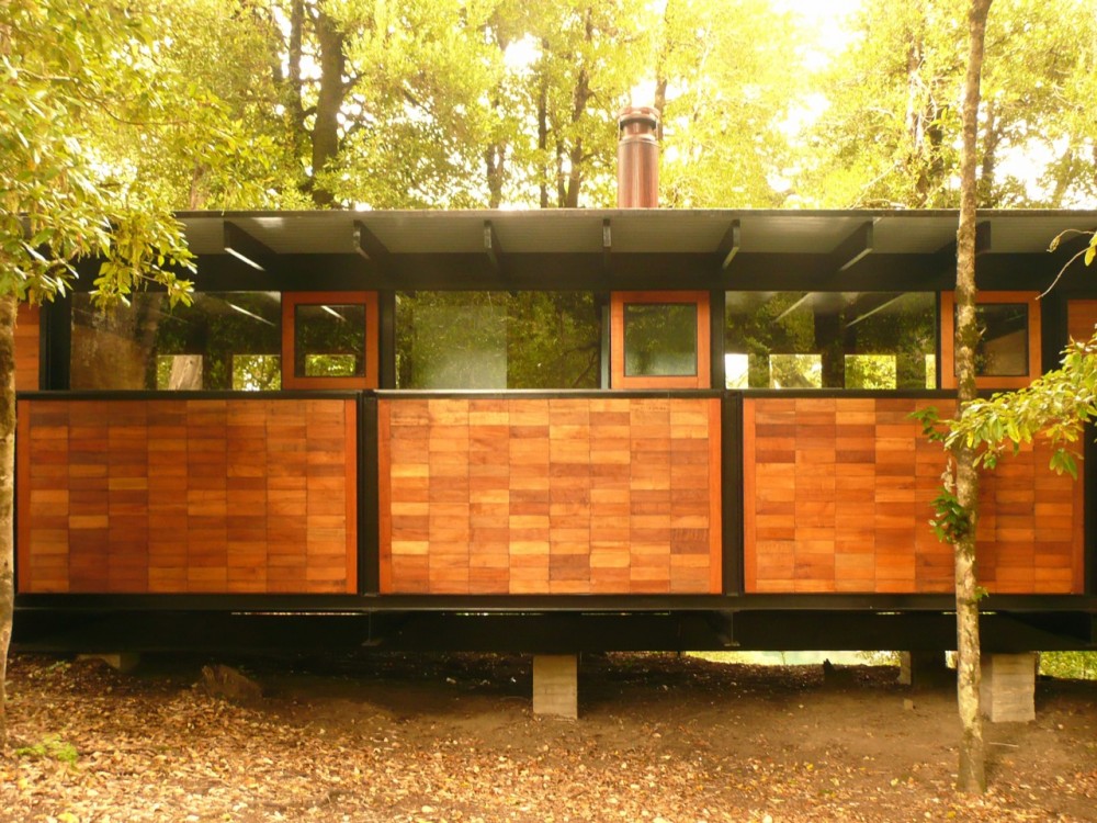 Recycled Materials Cottage / Juan Luis Martínez Nahuel