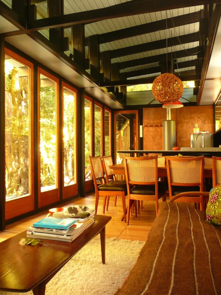 Recycled Materials Cottage / Juan Luis Martínez Nahuel