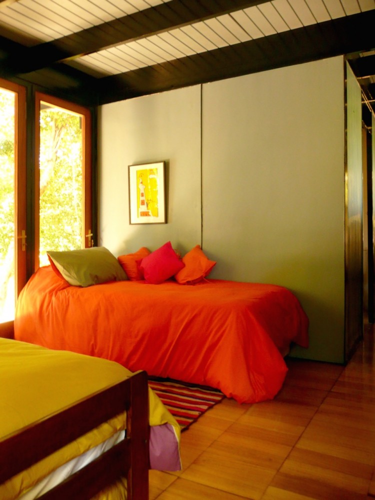 Recycled Materials Cottage / Juan Luis Martínez Nahuel