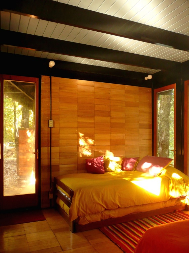 Recycled Materials Cottage / Juan Luis Martínez Nahuel