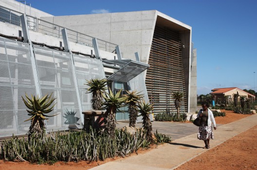 Ubuntu Centre / Field Architecture