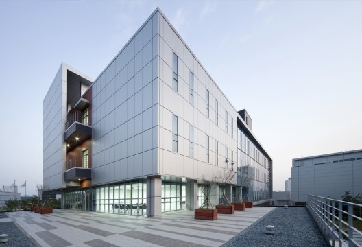 DongWha Pharm Laboratory / JUNGLIN Architecture