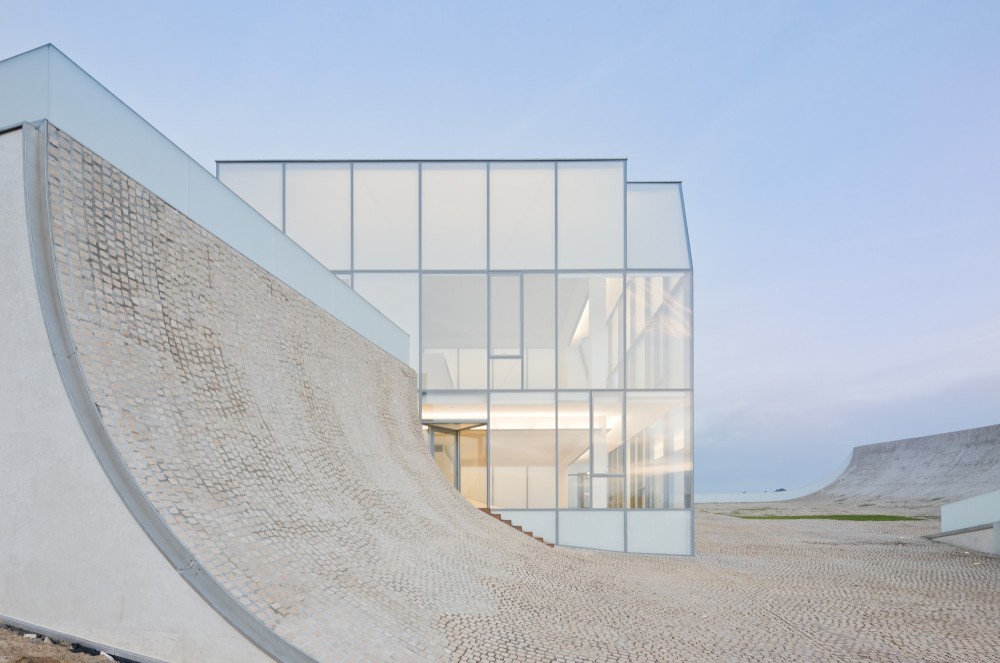 Museum of Ocean and Surf / Steven Holl Architects in collaboration with Solange Fabiao © Iwan Baan