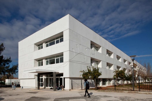 Rainha Santa Isabel Secondary School / Oficina Ideias em Linha