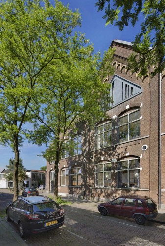 Monumental School Reprogrammed Into Apartments / BYTR Architects