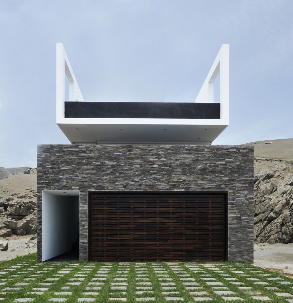Beach House in Las Palmeras / Javier Artadi