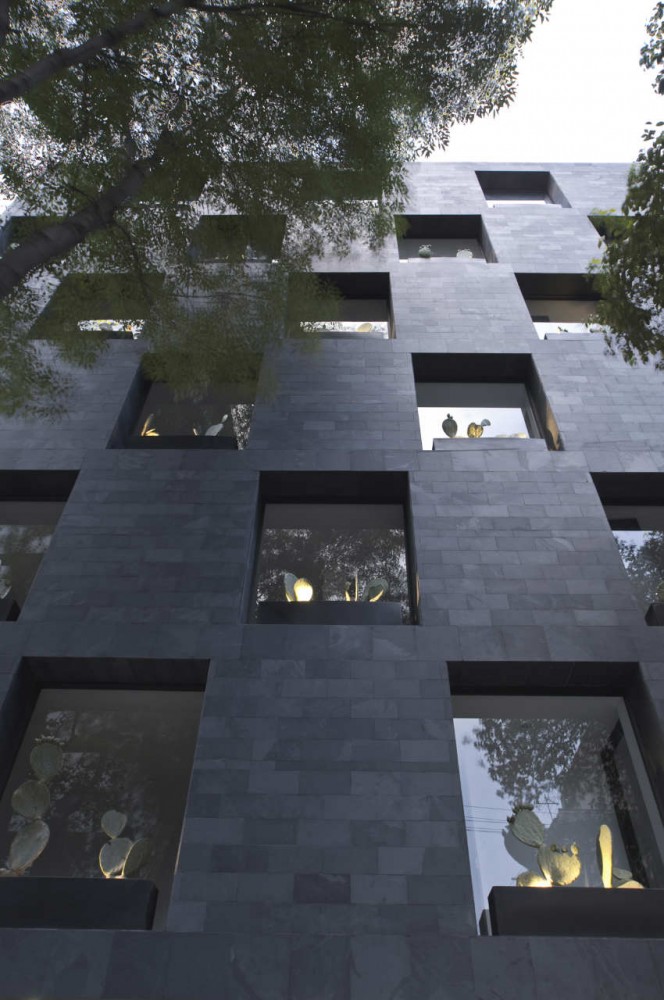 Recycled Building / Alonso de Garay Architects
