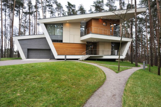House In The Gorki Settlement / Atrium