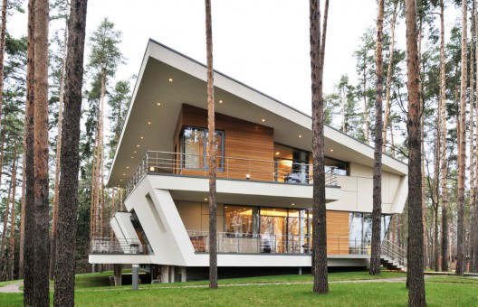 House In The Gorki Settlement / Atrium