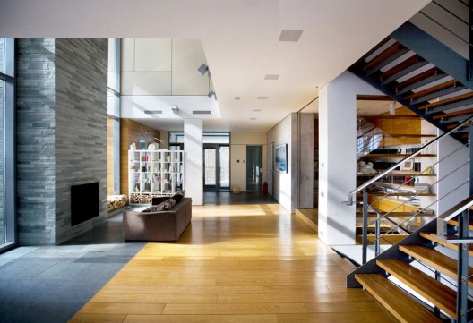 House In The Gorki Settlement / Atrium
