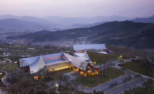 Lake Hills Suncheon Golf Resort / Ken Min Architects
