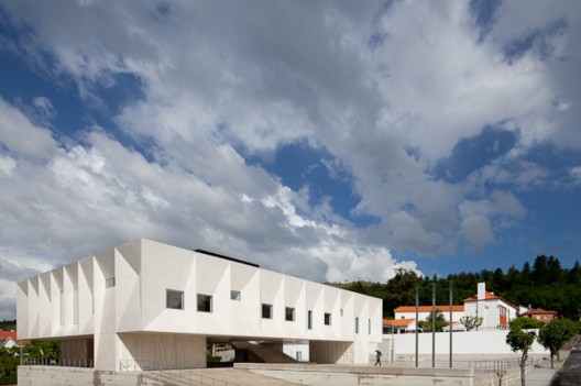 Palacio de Justica de Gouveia / Barbosa & Guimaraes Architects