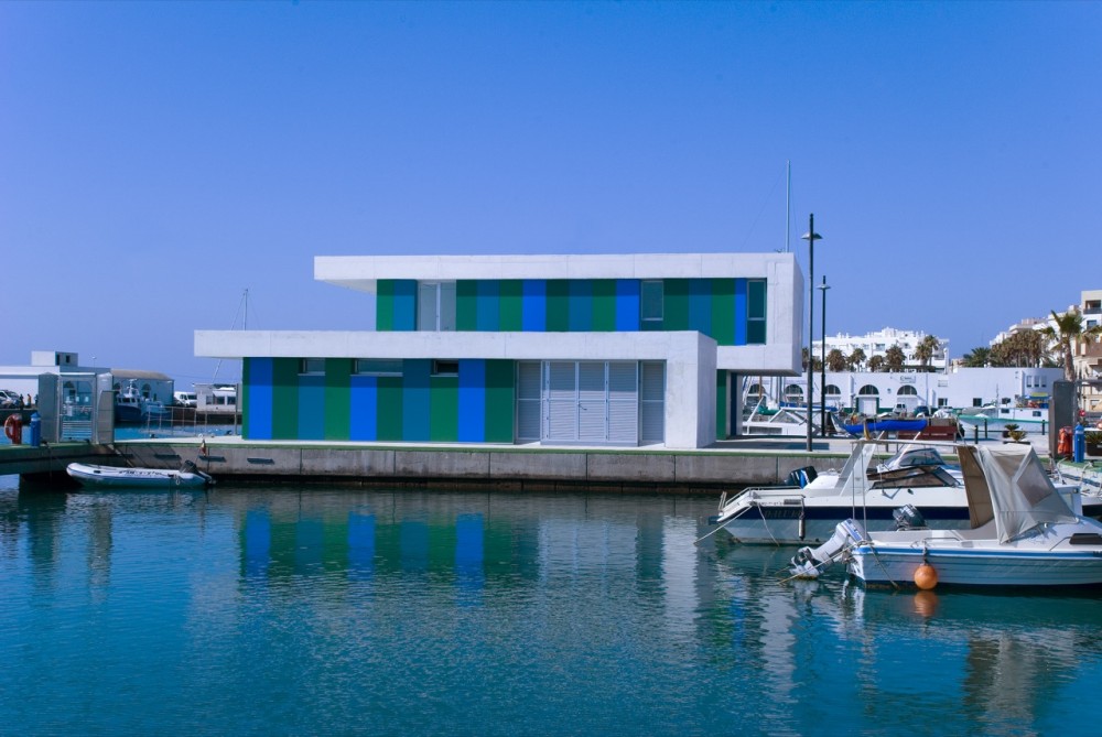 Office and Service Building / Donaire Arquitectos