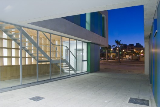 Office and Service Building / Donaire Arquitectos