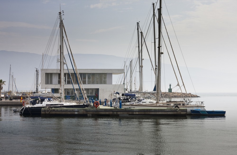 Office and Service Building / Donaire Arquitectos