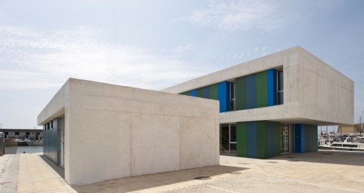 Office and Service Building / Donaire Arquitectos