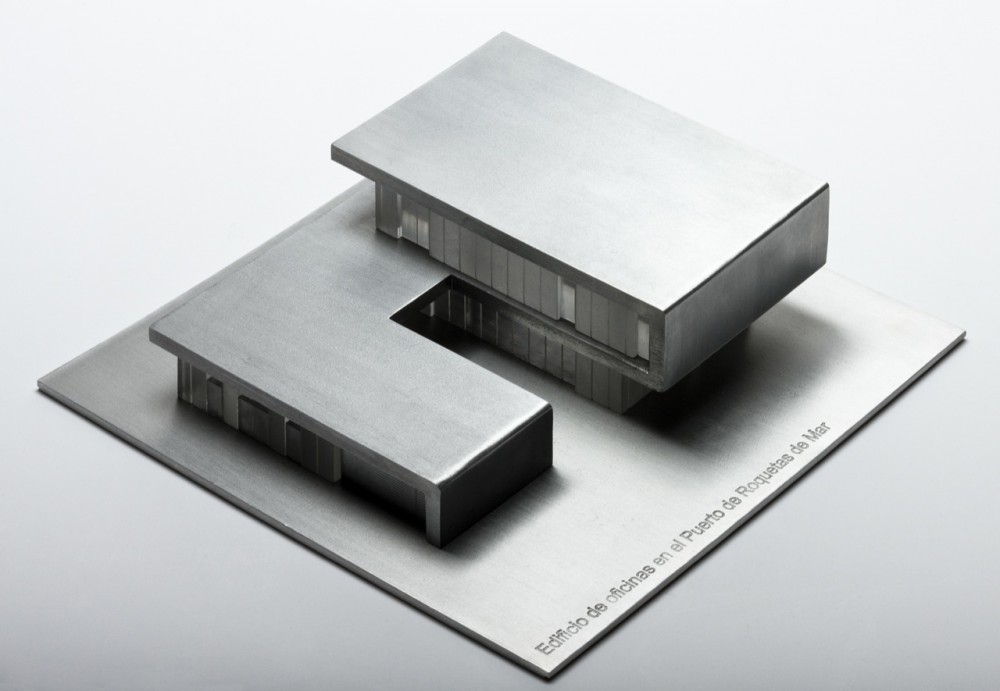 Office and Service Building / Donaire Arquitectos