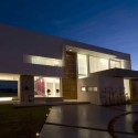 Concrete House In Buenos Aires / Vanguarda Architects Concrete House In Buenos Aires / Vanguarda Architects © Luis Abregú