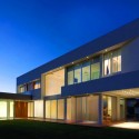 Concrete House In Buenos Aires / Vanguarda Architects Concrete House In Buenos Aires / Vanguarda Architects © Luis Abregú