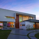 Concrete House In Buenos Aires / Vanguarda Architects Concrete House In Buenos Aires / Vanguarda Architects © Luis Abregú