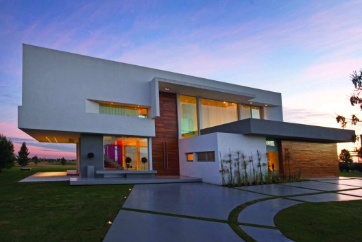 Concrete House In Buenos Aires / Vanguarda Architects